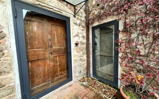 Completely Renovated Farmhouse and Barn with Private Garden