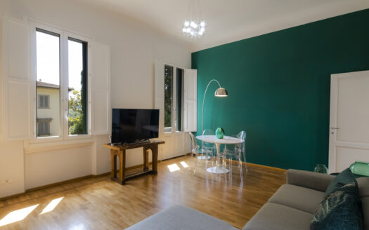 Elegant Renovated Apartment with 3 Bedrooms and Private Parking – Florence, Via di Camerata 51