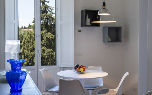 Elegant Renovated Apartment with 3 Bedrooms and Private Parking – Florence, Via di Camerata 51