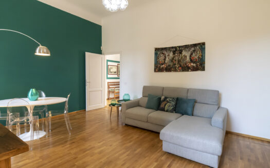 Elegant Renovated Apartment with 3 Bedrooms and Private Parking – Florence, Via di Camerata 51