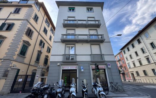 Spacious and Bright Apartment with 3 Terraces in Via Guido Monaco – Perfect B&B Investment Opportunity